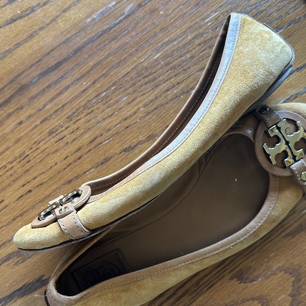 Tory Burch Tan Flats with Gold Accents - Picture 4 of 5